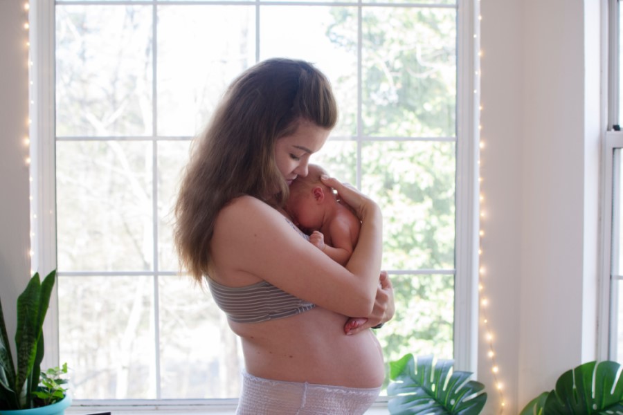 Brzuch kobiety po ciąży, porodzie
